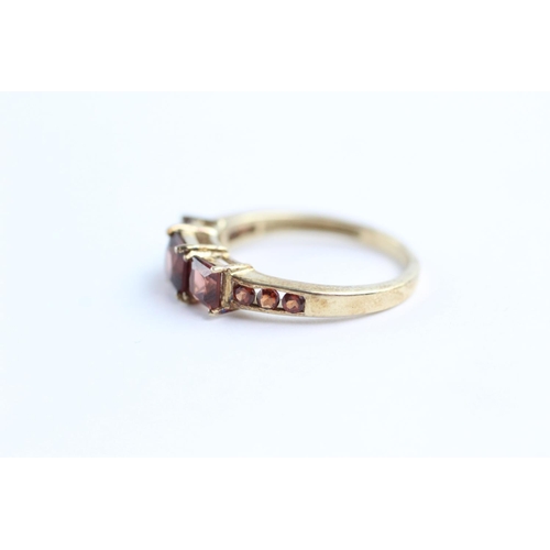 165 - 9ct gold garnet graduated ring (2.5g) Size P