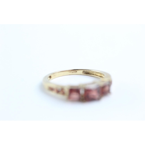 165 - 9ct gold garnet graduated ring (2.5g) Size P