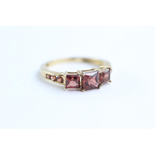 165 - 9ct gold garnet graduated ring (2.5g) Size P