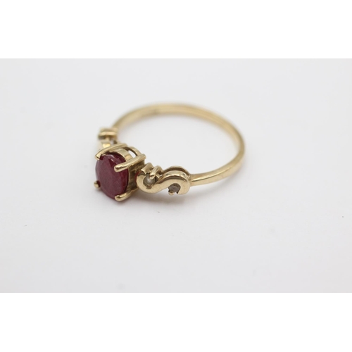 175 - 9ct gold ruby & synthetic spinel twist band ring (2.2g) Size N