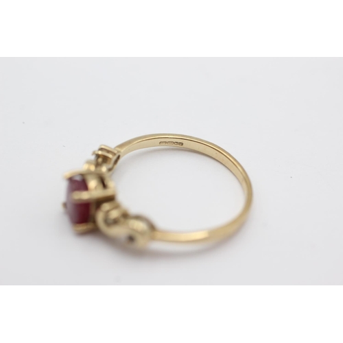 175 - 9ct gold ruby & synthetic spinel twist band ring (2.2g) Size N