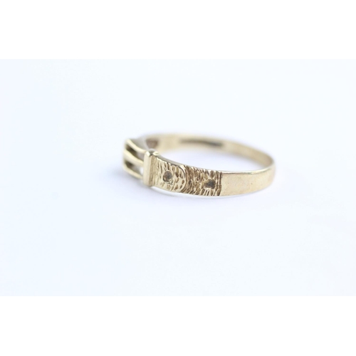 180 - 9ct gold buckle ring (1.5g) Size P