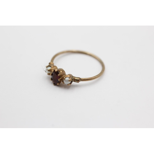 205 - 9ct gold garnet & pearl ring (0.9g) Size J