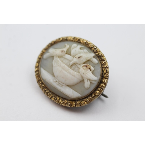 209 - 9ct gold and silver antique carved shell cameo brooch (10.9g)