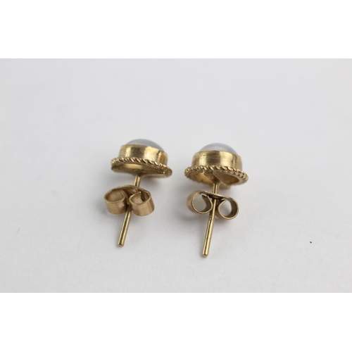 218 - 9ct gold moonstone rope framed stud earrings (1.3g)