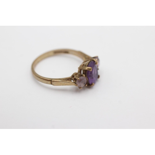 226 - 9ct gold amethyst trio set ring (2.8g) Size O