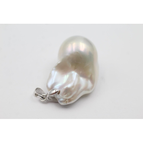 227 - .950 platinum baroque pearl pendant (11.6g)