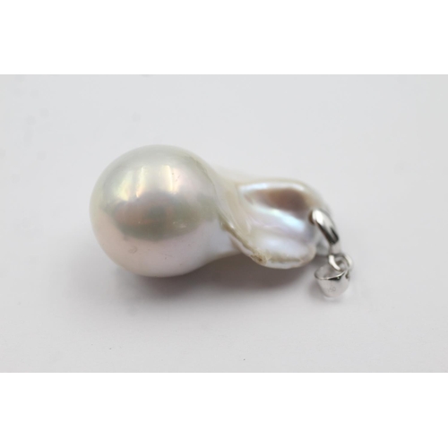 227 - .950 platinum baroque pearl pendant (11.6g)