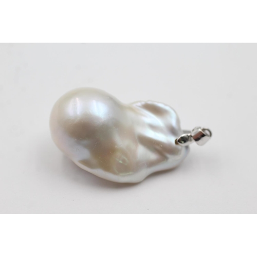 227 - .950 platinum baroque pearl pendant (11.6g)