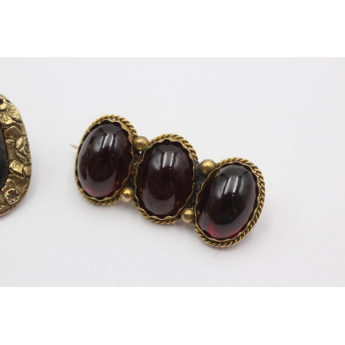 229 - 2 x 9ct gold & 10ct gold antique brooches inc. garnet, mourning (11.2g)