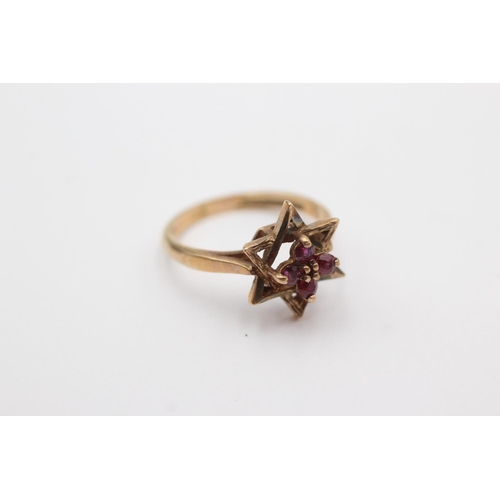 238 - 9ct gold star framed ruby ring (2.5g) Size L