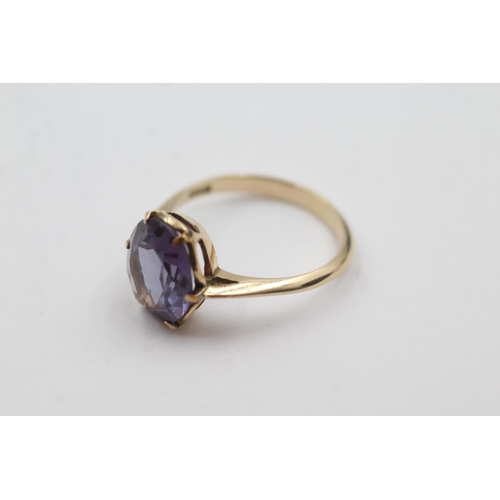 245 - 9ct gold synthetic colour change sapphire cocktail ring (3.4g) Size Q