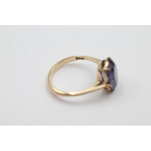 245 - 9ct gold synthetic colour change sapphire cocktail ring (3.4g) Size Q