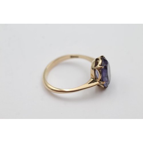 245 - 9ct gold synthetic colour change sapphire cocktail ring (3.4g) Size Q