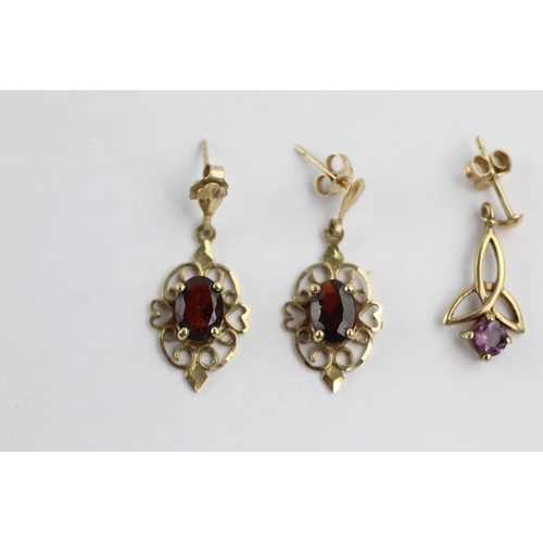 253 - 3 x 9ct gold paired gemstone earrings inc. garnet and amethyst (3.7g)