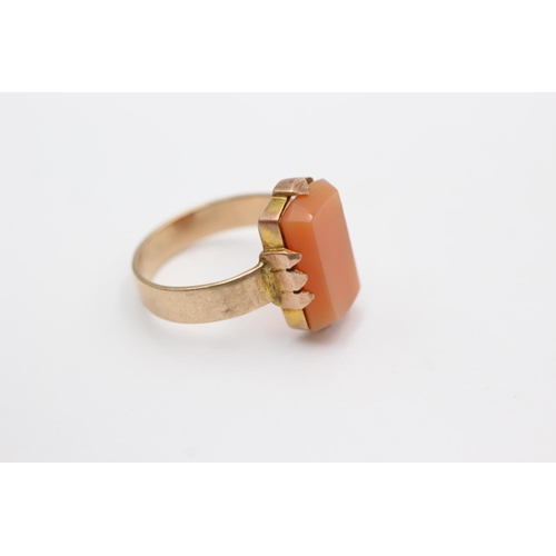 278 - 9ct gold orange agate claw held ring (5g) Size R