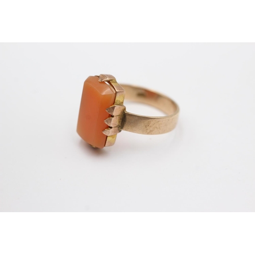 278 - 9ct gold orange agate claw held ring (5g) Size R