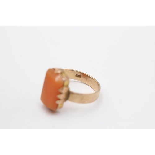 278 - 9ct gold orange agate claw held ring (5g) Size R