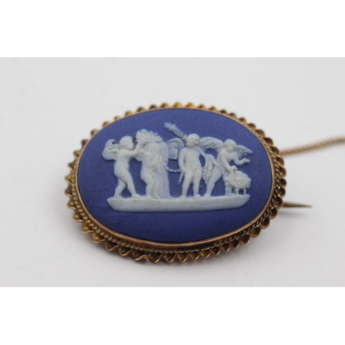 28 - 9ct gold antique wedgwood blue jasperware cherub brooch (9.1g)