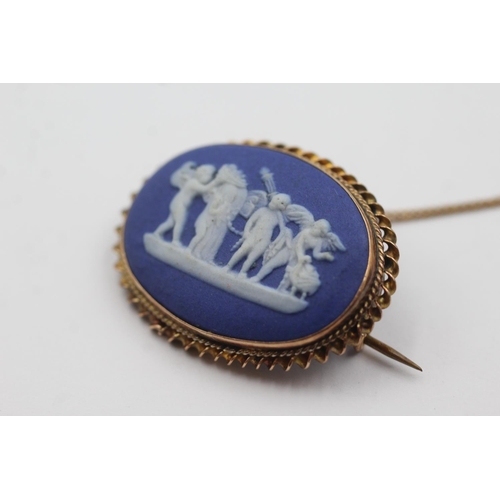 28 - 9ct gold antique wedgwood blue jasperware cherub brooch (9.1g)