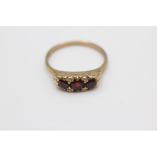 281 - 9ct gold garnet gypsy set ring (2.6g) Size P