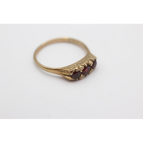 281 - 9ct gold garnet gypsy set ring (2.6g) Size P