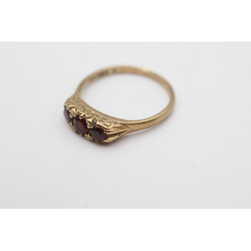 281 - 9ct gold garnet gypsy set ring (2.6g) Size P