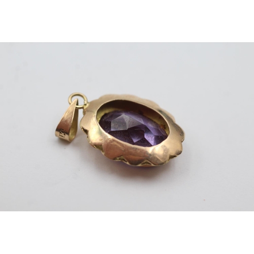 289 - 14ct gold synthetic colour change sapphire pendant (4.6g)