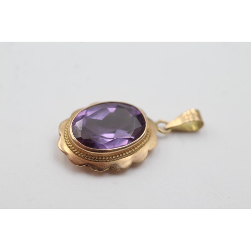 289 - 14ct gold synthetic colour change sapphire pendant (4.6g)