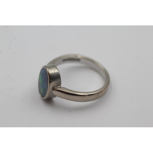 291 - 18ct white gold opal doublet ring (5.2g) Size M