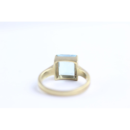 31 - 9ct gold topaz ring (4.7g) Size O