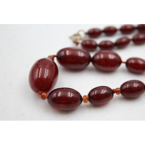 351 - Graduated Cherry Bakelite Necklace With Internal Streaking (27g)