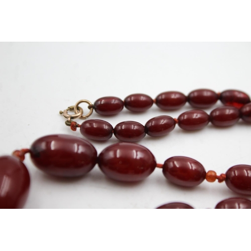 351 - Graduated Cherry Bakelite Necklace With Internal Streaking (27g)