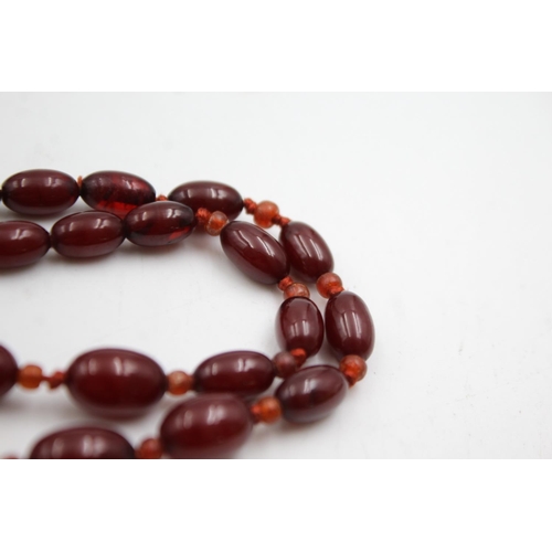 351 - Graduated Cherry Bakelite Necklace With Internal Streaking (27g)