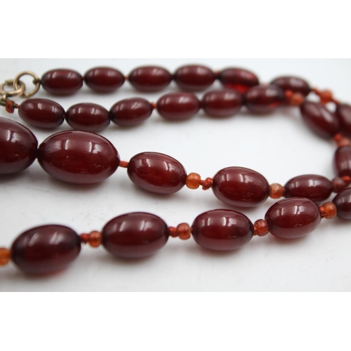 351 - Graduated Cherry Bakelite Necklace With Internal Streaking (27g)