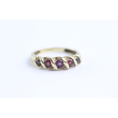 5 - 9ct gold amethyst & garnet twist band ring (2g) Size M