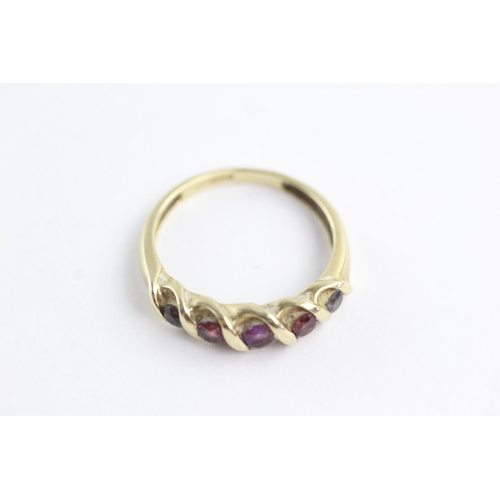 5 - 9ct gold amethyst & garnet twist band ring (2g) Size M