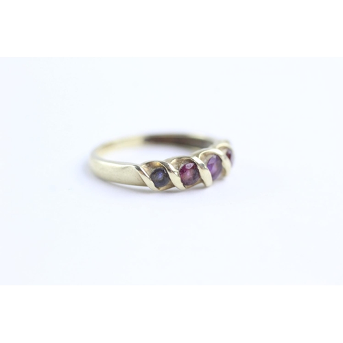 5 - 9ct gold amethyst & garnet twist band ring (2g) Size M