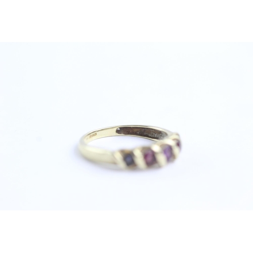 5 - 9ct gold amethyst & garnet twist band ring (2g) Size M