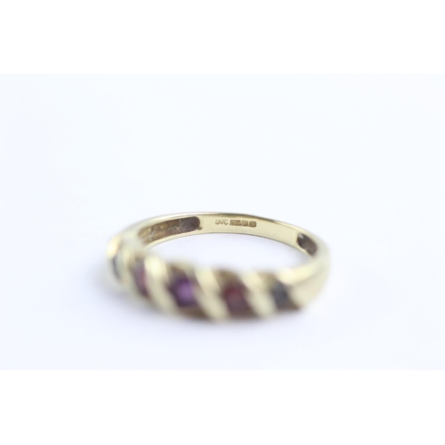 5 - 9ct gold amethyst & garnet twist band ring (2g) Size M