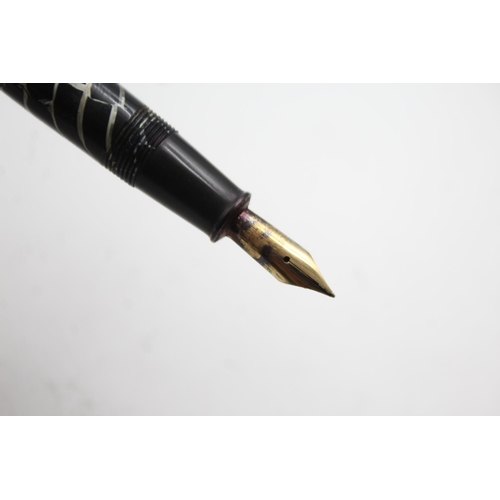 509 - Vintage CONWAY STEWART 28 Black FOUNTAIN PEN w/ 14ct Gold Nib WRITING