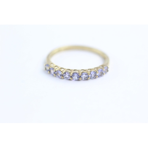 7 - 9ct gold tanzanite band ring (1.3g) Size P