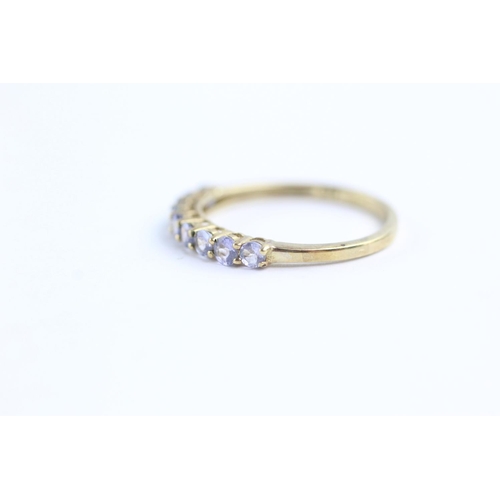 7 - 9ct gold tanzanite band ring (1.3g) Size P