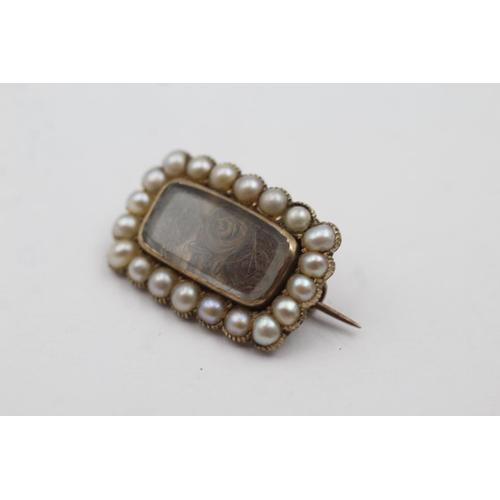 70 - 10ct gold antique mourning brooch with hair work and inscription (3.3g)