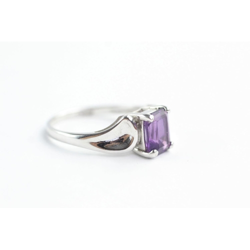 91 - 9ct white gold amethyst ring (2.5g) Size O