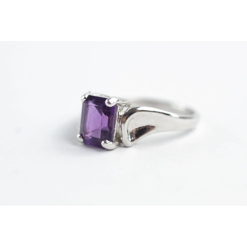 91 - 9ct white gold amethyst ring (2.5g) Size O