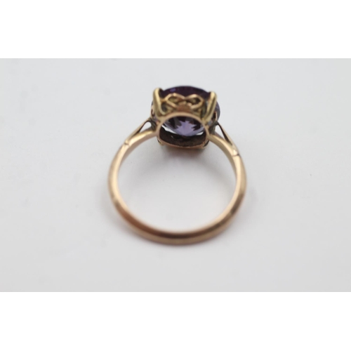 95 - 9ct gold synthetic colour change sapphire solitaire ring (3.2g) Size M