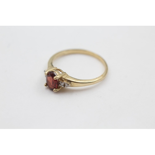 13 - 9ct gold garnet & diamond ring (2g) size P