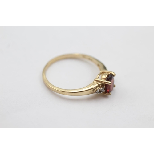 13 - 9ct gold garnet & diamond ring (2g) size P