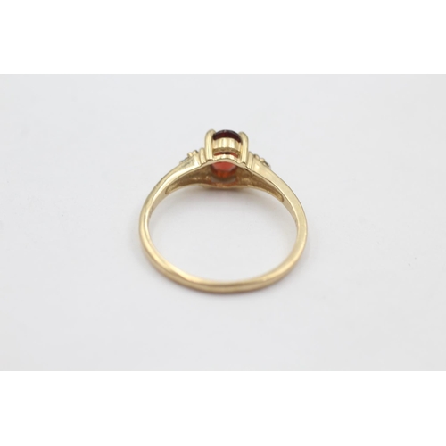 13 - 9ct gold garnet & diamond ring (2g) size P